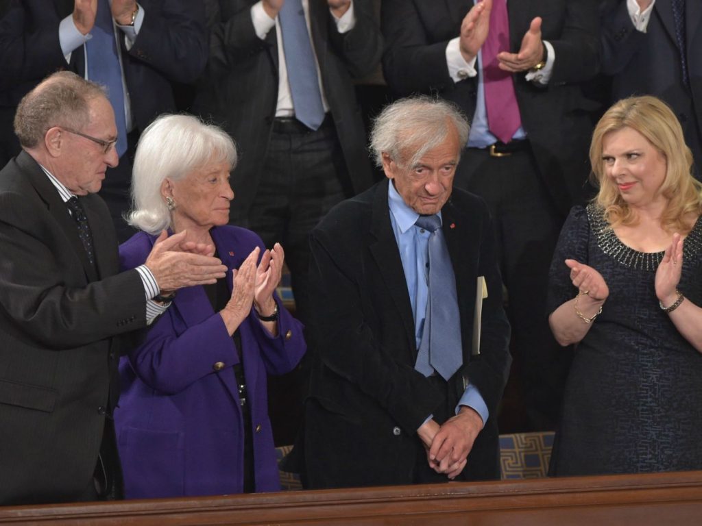 Elie Wiesel receives a standing ovation during Prime Minister Benjamin Netanyahu's Congress speech, March 3, 2015. AFP photo 